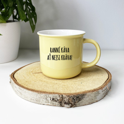 Keramický retro hrnek v pastelových barvách s nápisem Ranní káva ať nejsi kráva. Objem 400ml.