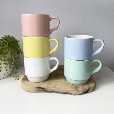 Keramický stohovatelný hrnek v pastelových barvách s vlastním textem. Objem 330ml.