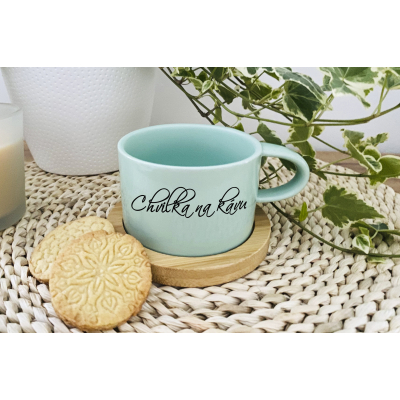 Designový kávový hrnek Chvilka na kávu - Makronka růžová