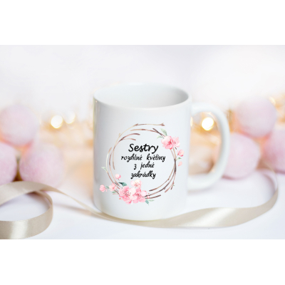 Keramický HRNEK s nápisem Sestry rozdílné květiny z jedné zahrádky a květinovým vzorem. Objem 300ml.
