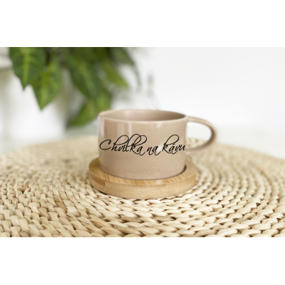 Designový kávový hrnek Chvilka na kávu - Makronka hnědá