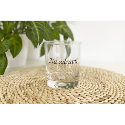 Sklenička na whiskey s vlastním jménem.