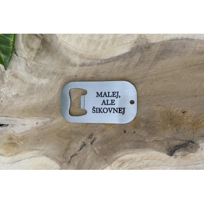 Malý nerezový otvírák s nápisem Malej, ale šikovnej.